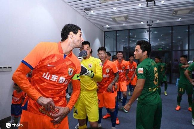 温网赛场大咖出没 小贝、金刚狼、雷神等变粉丝 2014-07-07 英国伦敦当地时间7月6日，2014温布尔登网球锦标赛男单决赛，费德勒对阵德约科维奇的赛场边，众多明星大咖现身。