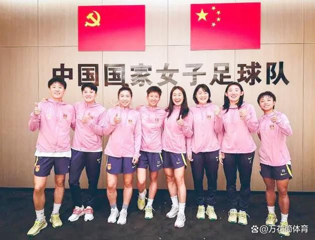 她身穿黑色低胸裙亮相，与身边的男士左拥右抱，入座后还亲切地与镜头打招呼。