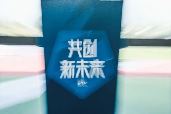 导演张猛还担任了本届电影节开幕式致辞嘉宾，致敬金爵20届，大谈自己与 《夜幕惊魂》曝光主海报 吴佩慈抢镜张翰扮屌丝 2013-05-31 惊悚喜剧《夜幕惊魂》将于6月9日登陆全国院线，影片由新锐导演丁小洋编剧并执导，吴佩慈、张翰、连晋、赵英俊等人主演，将通过喜剧的方式展现民国时期不为人知的一面。