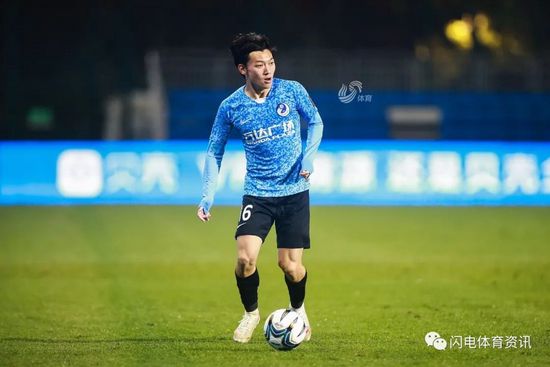 视频中印度少女尹希娅怀揣 人气女星新垣结衣亮相 出席代言宛若甜美仙女 2012-07-03 7月2日，人气女星新垣结衣受邀出席某化妆品代言。
