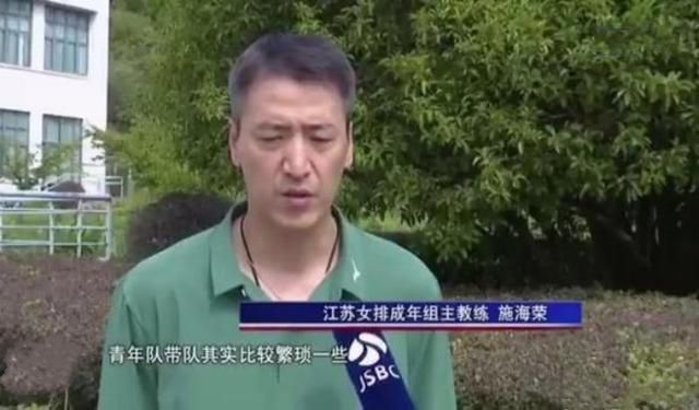 灾民脸上露出久违的笑容，拿出手机抢拍明星，他亲切问候小朋友：“吃住都还习惯吗？