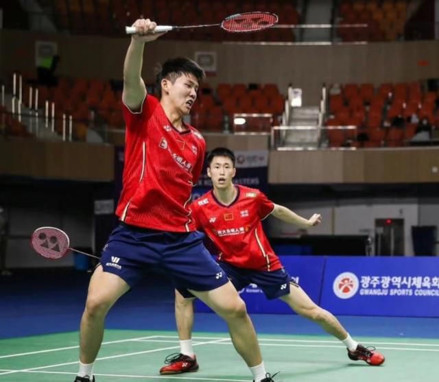 格伦·克洛斯、莎拉·保罗森、泰亚娜·泰勒、金·卡戴珊、妮.剧集《企鹅人》曝角色剧照 法尔科内家族成员亮相_海外_ 消息 首页 新闻 视频 大片 影库 CCTV6 VIP影院 搜索 电影 星闻 独家 更多 专题 图片 视频 滚动 首页 新闻 大片 影库 CCTV6 VIP影院 客户端 电影网>新闻>明星资讯 剧集《企鹅人》曝角色剧照 法尔科内家族成员亮相 时间：2024.08.15 ： 作者：迪莫 ： 日前，DC犯罪剧集《企鹅人》发布法尔科内家族四大成员剧照：索菲亚·法尔科内（克里斯汀·米利欧缇 饰）、阿尔伯托·法尔科内（迈克尔·泽根 饰）、约翰尼·维蒂（迈克尔·凯利 饰）和保镖米洛斯·格拉帕（詹姆斯·马迪欧 饰）。